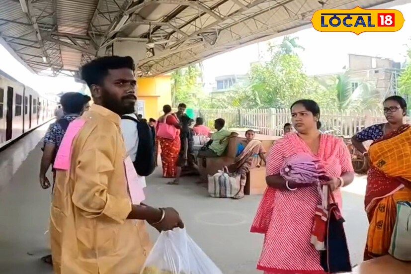 যুবকের সামনের দিকে বুকে ও পেছনের দিকে পিঠে ঝোলানো রয়েছে দুটি ব্যানার। যেখানে লেখা আছে 