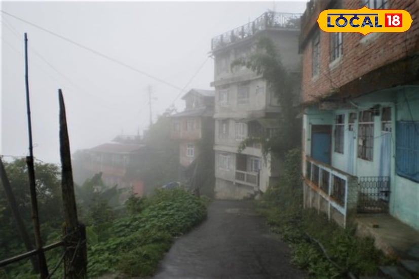 উত্তরবঙ্গে টানা বৃষ্টি হচ্ছে। কার্যত বন্যার পরিস্থিতি তৈরি হয়েছে উত্তরে। দার্জিলিং এবং কালিম্পংয়ে ফের একবার কমলা সতর্কতা জারি করা হয়েছে।