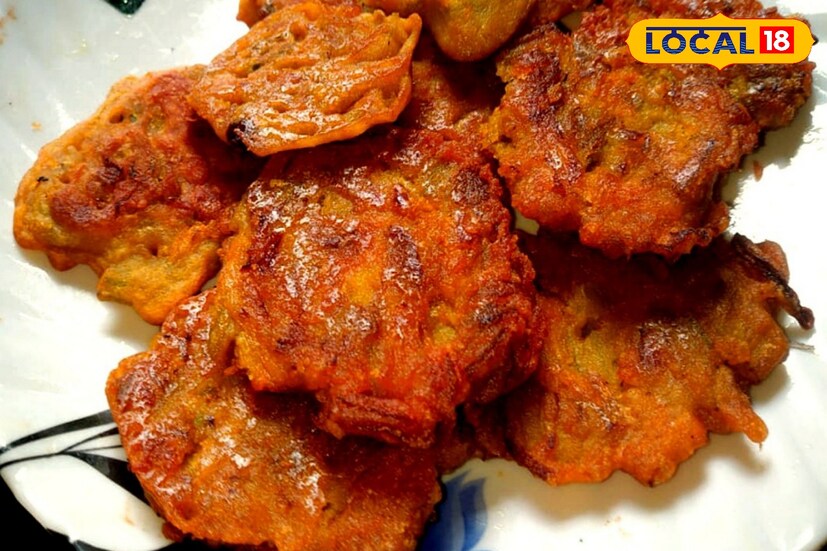 গরম ভাতের সঙ্গে দারুন খেতে। এছাড়াও গরম গরম শুধু খেতে হলে বড়ার উপর একটু ভাজা জিরের গুঁড়ো ও অল্প পরিমাণ গোল মরিচের গুঁড়ো ছড়িয়ে দিন।