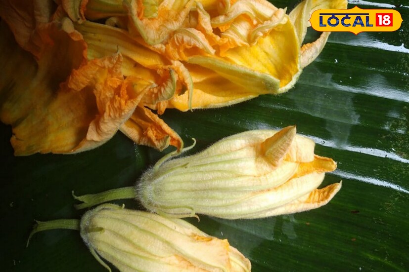 এর জন্য প্রয়োজন বেশ কয়েকটি কুমড়ো ফুল, সামান্য চালের গুড়ো, বেসন, পেঁয়াজ বাটা, কাঁচা লঙ্কা গুঁড়ো মশলা, ও ডিম।