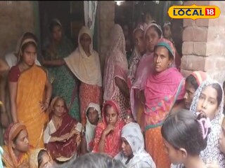 মৃত শ্রমিকের শোকাহত পরিবার