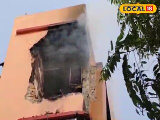 বিস্ফোরণের তীব্রতায় উড়ে গিয়েছে ঘরের দেওয়াল