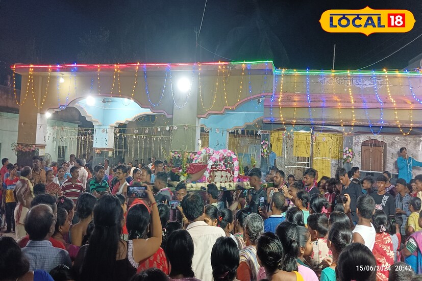 তবে এখানেই শেষ নয়, আশ্চর্যের বিষয় হল শালে চড়ে সন্যাসী মন্দির সংলগ্ন পুকুর ঘাট থেকে দেবতার মন্দির আসেন, বেশ কয়েকবার মন্দির প্রদক্ষিণ করেন ভক্তরা। একই সঙ্গে অনুষ্ঠিত হয় ঝাঁপ।