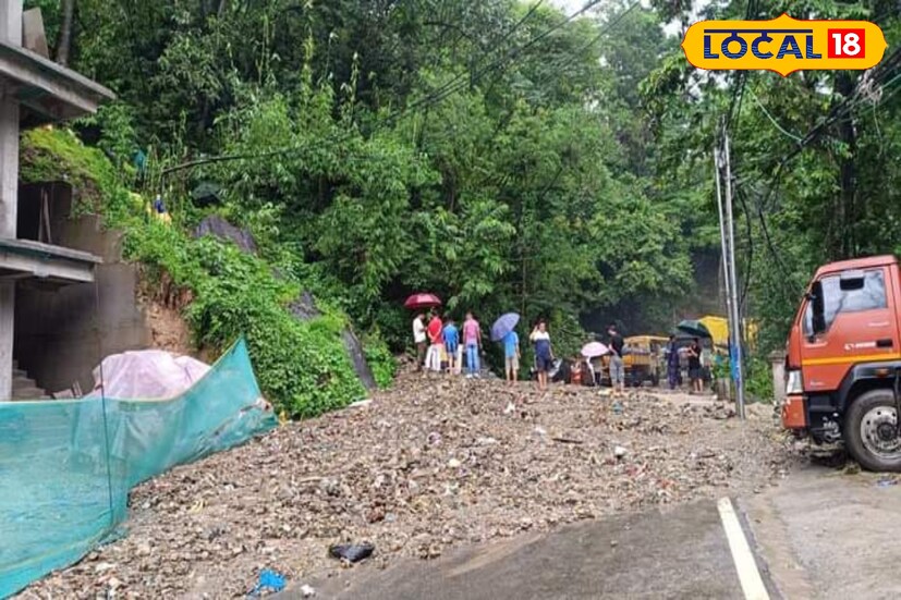 রবিবার সকালে কালিম্পংয়ের লিকুভিরে ১০ নম্বর জাতীয় সড়কের উপর বড় বড় পাথর গড়িয়ে পরতে শুরু করে । এতেই ব্যাপক চাঞ্চল্যের সৃষ্টি হয় । 