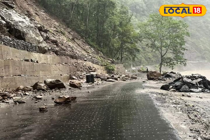 পাহাড়ে টানা বৃষ্টির জেরে ফের ধস নামল জাতীয় সড়কে । বন্ধ করে দেওয়া ১০ নম্বর জাতীয় সড়ক ।সম্পূর্ণ বন্ধ বাংলা-সিকিমের এই লাইফলাইন । 