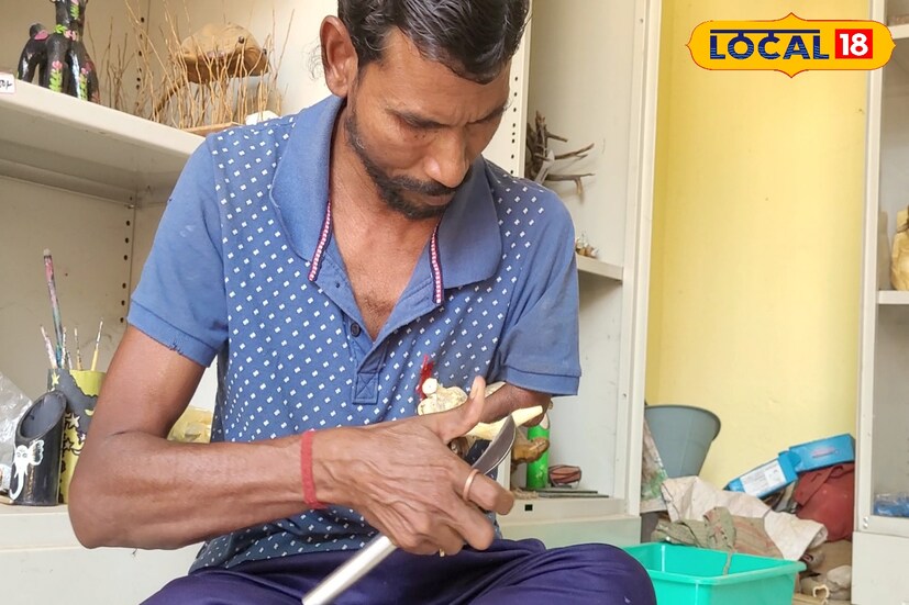 *ঝাড়গ্রামের খোয়াবগাঁ এলাকার লোধা মানুষজন বিভিন্ন কাজের পাশাপাশি স্বনির্ভরতার লক্ষে নিজের হাতে বানাচ্ছেন কাটুমকুটুম। ফেলে দেওয়া নানা জিনিস, ফলের বীজ, গাছের মূল ছাল দিয়ে তৈরি করছেন ঘর সাজানোর নানা উপকরণ।