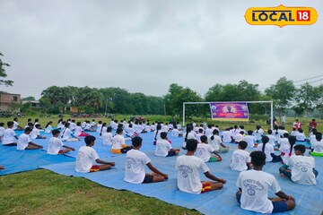 বিশ্ব যোগ দিবসে শরীর চর্চার সঙ্গে উপরি পাওনা চারা-গাছ বিশ্ব যোগ দিবসে শরীর চর্চার সঙ্গে উপরি পাওনা চারা-গাছ