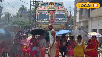 প্রতিবাদ টাকি রাস্তায় 