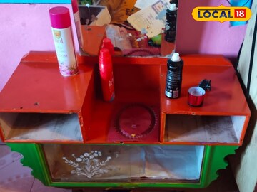ড্রেসিং টেবিলে খোলা পারফিউম বোতল 