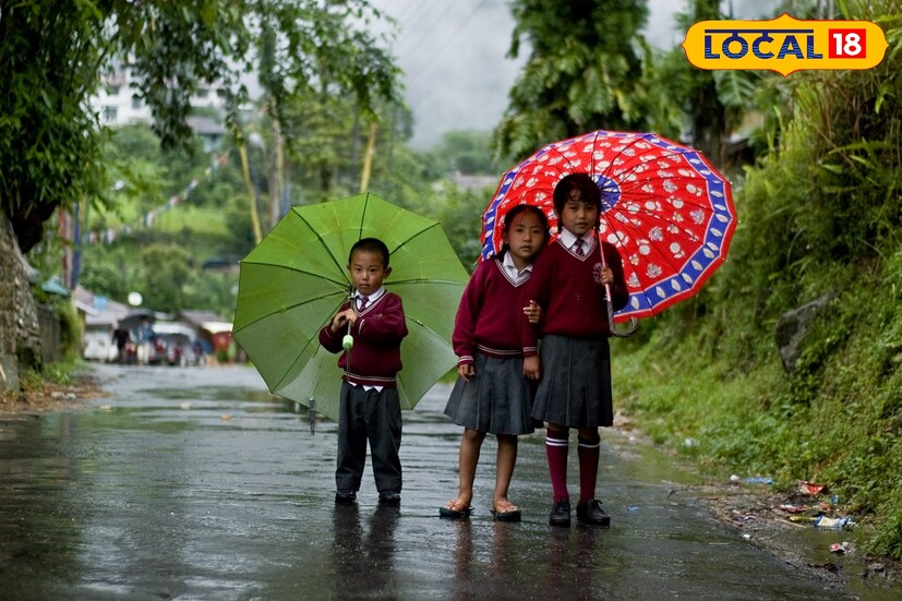 হাওয়া অফিসের পূর্বাভাস অনুসারে উত্তরবঙ্গের জলপাইগুড়ি এবং আলিপুরদুয়ার জেলার কিছু মঙ্গলবার ভারী থেকে খুব ভারী বৃষ্টিপাত হবে। কোচবিহার এবং দার্জিলিং জেলার জন্য কমলা সতর্কতা জারি করা হয়েছে মঙ্গলবারের জন্য। 
