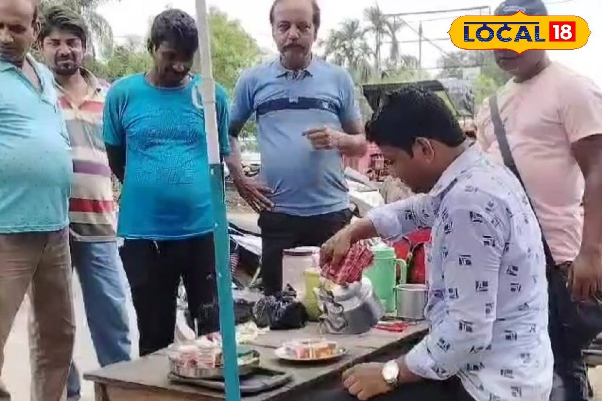 গায়ক হতে না পেরে এখন তাঁর দোকানে আসা ক্রেতাদের গান শুনিয়েই খুশি এই চা বিক্রেতা