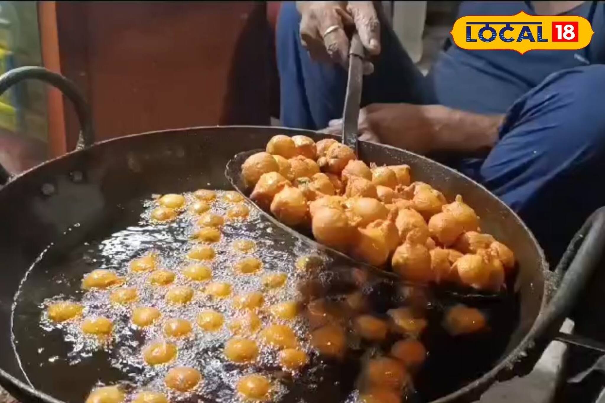 গরম গরম মুখরোচক তেলেভাজা মাত্র ৫০ পয়সায়! কোথায় পাওয়া যাচ্ছে জানেন