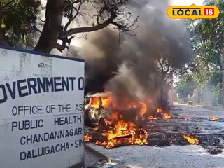 আগুনের তীব্রতায় পুড়ে ছাই বাইরে রাখা গাড়ি ও