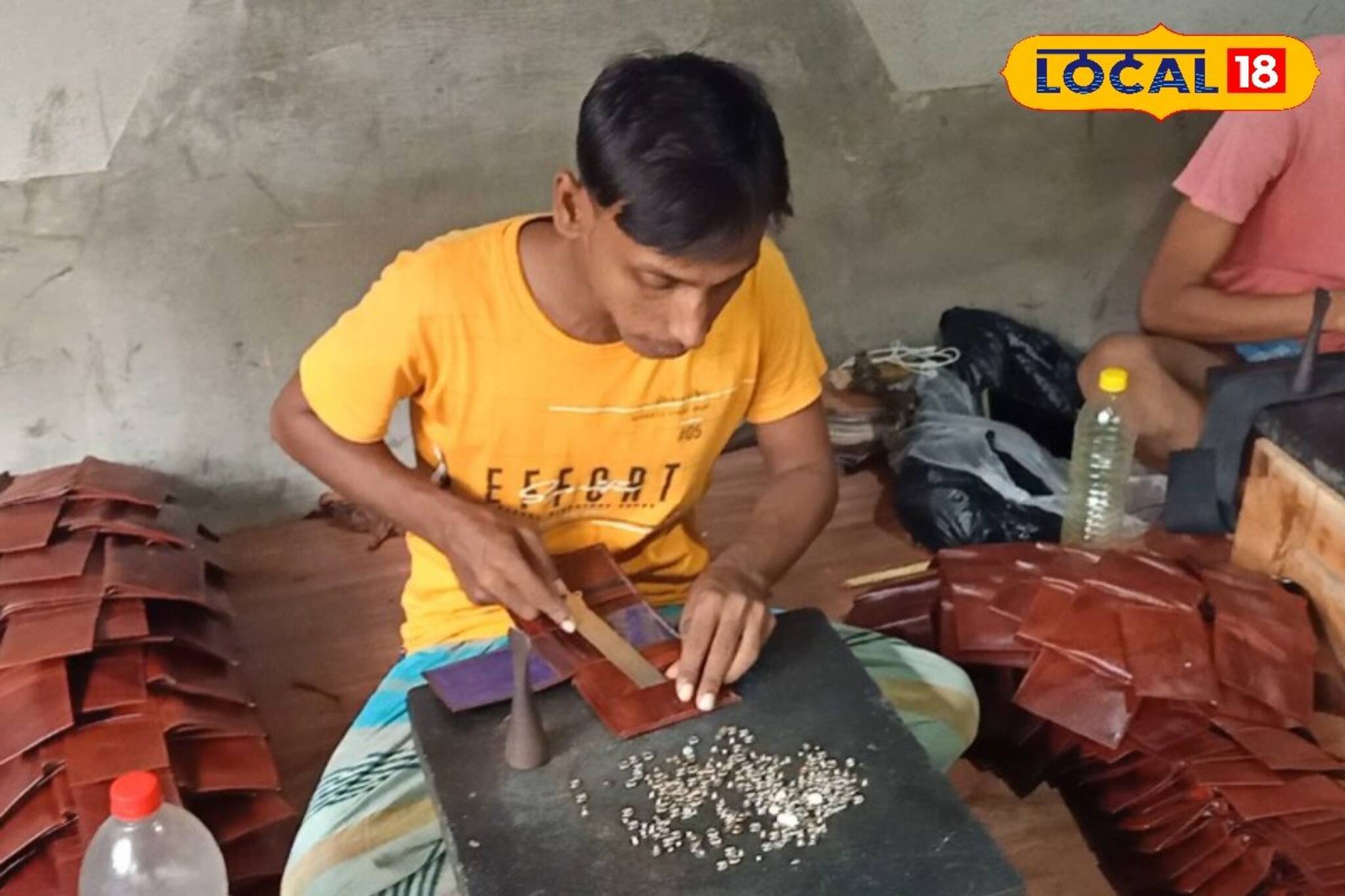 বাড়িতে মানিব্যাগ তৈরি করে সংসারের হাল ফিরিয়েছে মিনাখাঁর যুবকরা