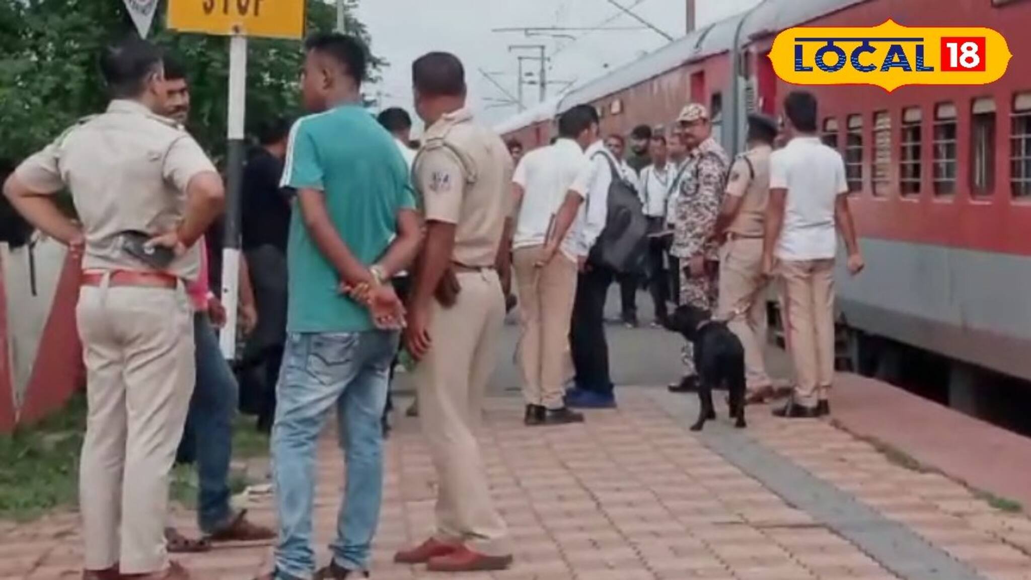 কালো ব্যাগে কী? দক্ষিণেশ্বর রেল স্টেশনে আতঙ্ক,আসল বোম্ব স্কোয়াড