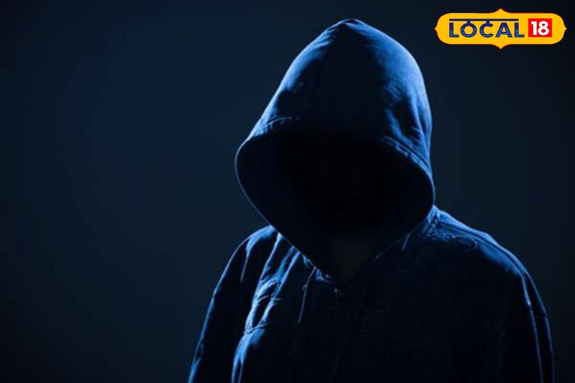 শত্রু যে সব সময়ে বাইরের কেউ হবে, সে রকমটা নিশ্চিত ভাবে বলা খুব কঠিন। কারণ, অনেক সময়ে দেখা যায়, বাইরের নয়, ঘরের মধ্যেই লুকিয়ে রয়েছে শত্রু। অর্থাৎ, নিজেদের মানুষরাও যে কখন শত্রু হয়ে উঠেছে, তা বুঝেই ওঠা যায়নি। 