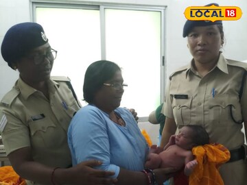 সদ্যোজাতকে নিয়ে লেডি কনস্টেবলরা