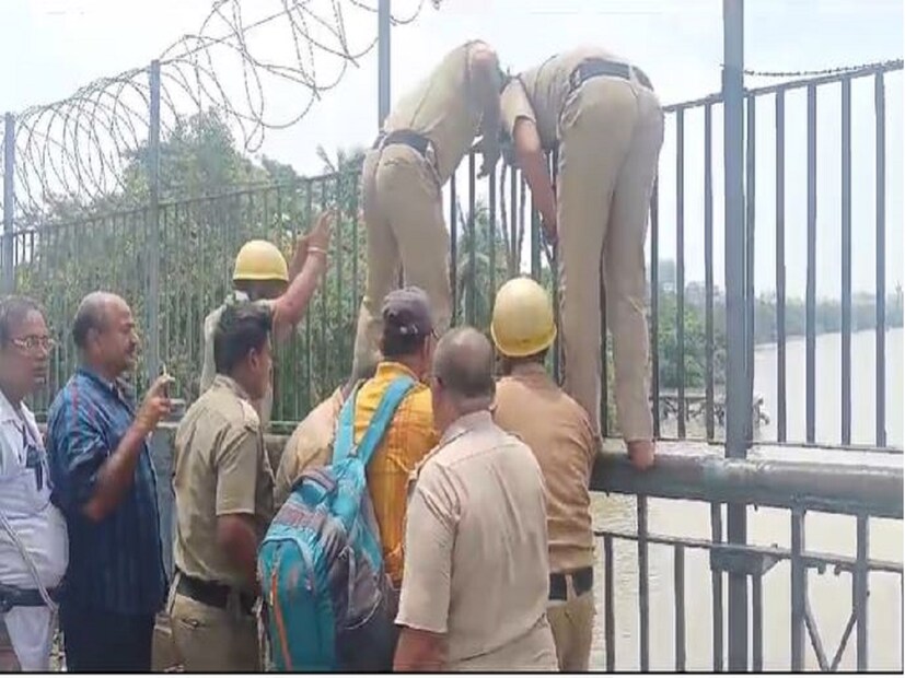 খবর সঙ্গে সঙ্গে ঘটনাস্থলে পৌঁছয় হাওড়া সেতুর উপরে কর্তব্যরত ট্রাফিক পুলিশের কর্মীরা৷ কোনও রকমে দড়ি দিয়ে যুবককে রেলিংয়ের সঙ্গে বেঁধে রাখেন তাঁরা৷