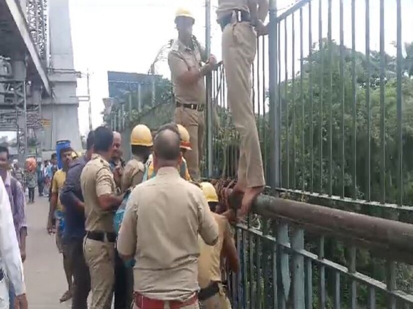 এর পর খবর যায় দমকলে৷ দমকল কর্মীরা প্রথমে যুবককে ভাল ভাবে দড়ি দিয়ে বাঁধেন৷ এর পর বেশ কিছুক্ষণের চেষ্টায় রেলিংয়ের উপর দিয়ে টেনে তোলা হয় তাঁকে৷