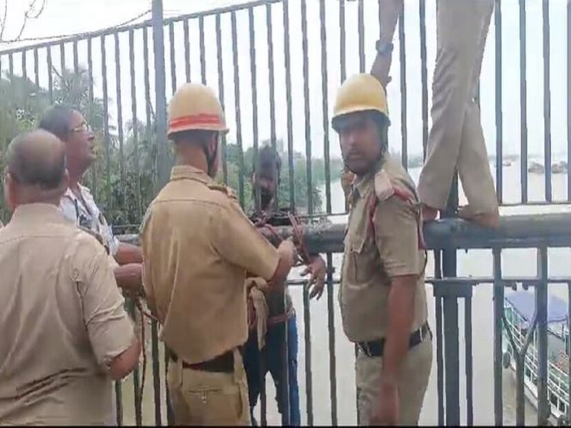 ঘটনাকে কেন্দ্র করে ব্যস্ত সময়ে তীব্র চাঞ্চল্য ছড়ায় হাওড়া ব্রিজের উপরে৷ ঘটনাস্থল ঘিরে রাখেন পুলিশকর্মীরা৷ 