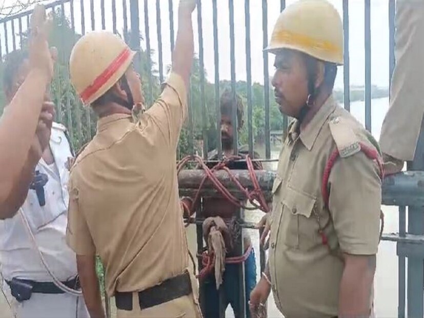 নিরাপদে উদ্ধারের পর চিকিৎসার জন্য ওই যুবককে পুলিশের হাতে তুলে দেন দমকল কর্মীরা৷ তবে ওই যুবক কোনও কথা বলছেন না, সম্ভবত তিনি মানসিক ভারসাম্য হারিয়েছেন৷ 