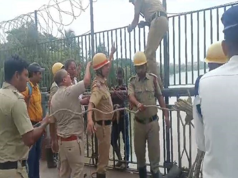 হাওড়া ব্রিজের রেলিং টপকে সেতুর বাইরের দিক থেকে বিপজ্জনক ভাবে ঝুলছেন এক যুবক৷ যে কোনও মুহূর্তে নীচে গঙ্গায় পড়ে যেতে পারেন তিনি৷ শনিবার বেলা সাড়ে বারোটা নাগাদ আচমকাই এই দৃশ্য দেখে চমকে ওঠেন পথচলতি মানুষ৷