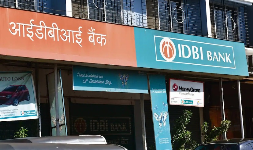 আইডিবিআই ব্যাঙ্কের ‘উৎসব ফিক্সড ডিপোজিট’: ৩০০ দিন মেয়াদের উৎসব ফিক্সড ডিপোজিট স্কিমে গ্রাহকদের ৭.০৫ শতাংশ হারে সুদ দিচ্ছে আইডিবিআই ব্যাঙ্ক। প্রবীণ নাগরিকদের ৭.৫৫ শতাংশ হারে সুদ দেওয়া হচ্ছে। ৩৭৫ দিন মেয়াদি এফডি-র জন্য আইডিবিআই ব্যাঙ্ক সাধারণ গ্রাহকদের প্রতি বছর ৭.১ শতাংশ হারে সুদ দেয়। প্রবীণ নাগরিকরা পান ৭.৬ শতাংশ হারে সুদ। ৪৪৪ দিন মেয়াদের ফিক্সড ডিপোজিটে সাধারণ গ্রাহকদের সুদের হার ৭.২ শতাংশ। একই মেয়াদে প্রবীণ নাগরিকরা পান ৭.৭ শতাংশ হারে সুদ। এই বিশেষ ফিক্সড ডিপোজিট স্কিমের সুবিধা পেতে হলে ৩০ জুনের মধ্যে বিনিয়োগ করতে হবে।