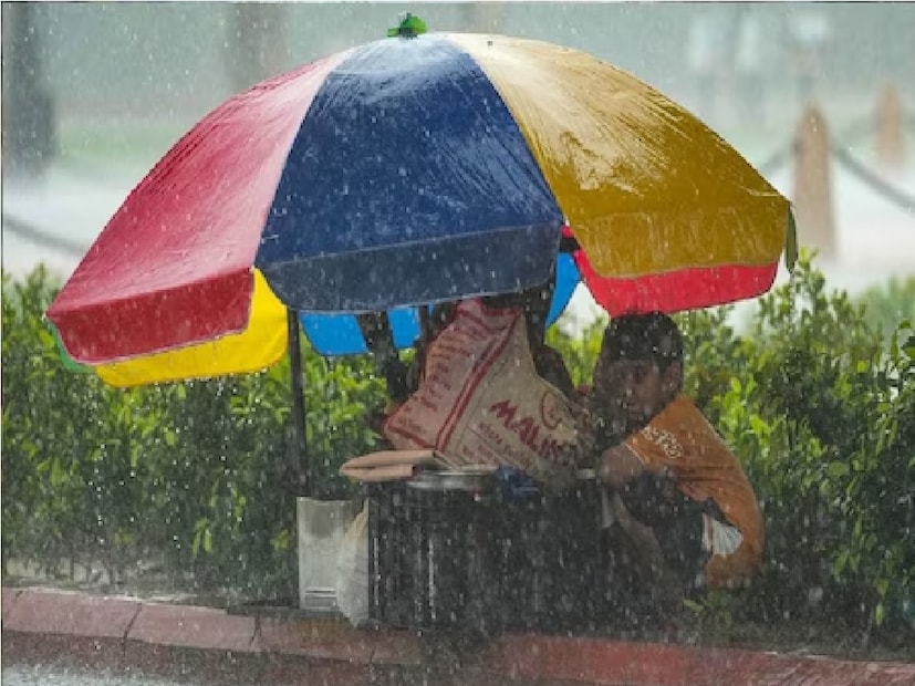 ভারী থেকে অতি ভারী ও বৃষ্টিপাতের সম্ভাবনা থাকছে। আলিপুরদুয়ার জলপাইগুড়ি ও কোচবিহার এই তিনটি জেলাতে ভারী বৃষ্টিপাতের সম্ভাবনা থাকছে। দার্জিলিং, কালিম্পং-এ ভারী থেকে অতি ভারী বৃষ্টিপাতের সম্ভাবনা থাকছে। 