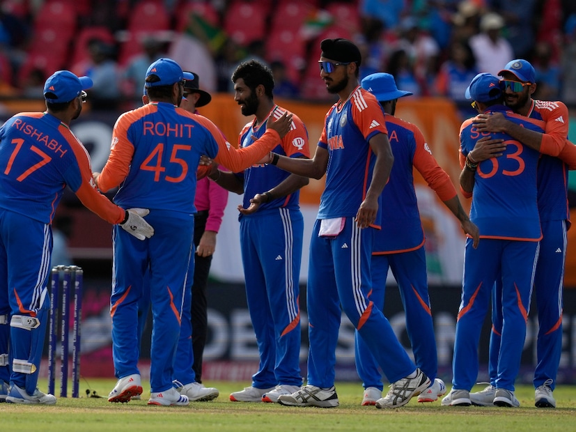 তবে ফাইনালের আগে যে বিষয়টি নিয়ে সবথেকে বেশি কৌতুহল রয়েছে ক্রিকেট প্রেমিরা তা হল শেষ লড়াইতেও কি বাধা হয়ে দাঁড়াবে বৃষ্টি। যদিও ফাইনালে রয়েছে রিজার্ভ ডে। ফলে শনিবার ম্যাচ না হলে রবিবার তা শেষ করার অপশন থাকছে।