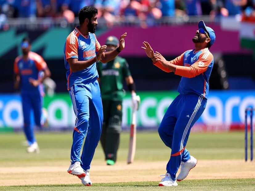 তাই মনে করা হচ্চে সিরাজ-অর্শদীপ-বুমরাহ ত্রয়ীতেও ভাঙন ধরছে সুপার এইটের ম্যাচে। পিচের কথা মাথায় রেখে দুই পেসার নিয়ে আফগানিস্তানের মুখোমুখি হতে পারে ভারত। তারা হলেন জসপ্রীত বুমরাহ ও অর্শদীপ সিং।
