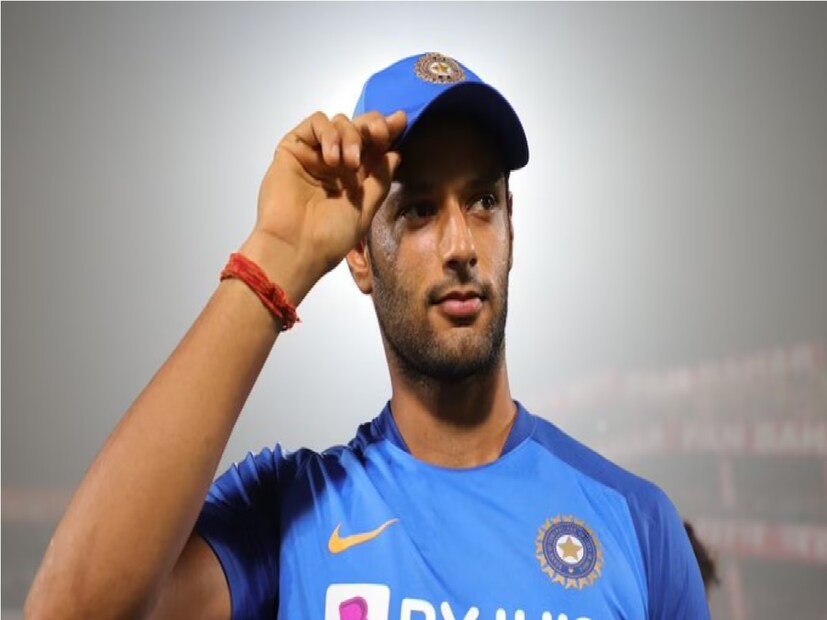 আইপিএলে সিএসকের হয়ে ব্যাটিংয়ে দারুণ ফর্মে ছিলেন শিবম দুবে। বিগ হিটিংয়ের পাশাপাশি অলরাউন্ড অপশন হওয়ার কারণে রিঙ্কু সিংকে পিছনে ফেলে টি-২০ বিশ্বকাপের দলে সুযোগ পেয়েছিলেন দুবে। কিন্তু জাতীয় দলের জার্সি গায়ে নজর কাড়তে পারছেন না তিনি। 