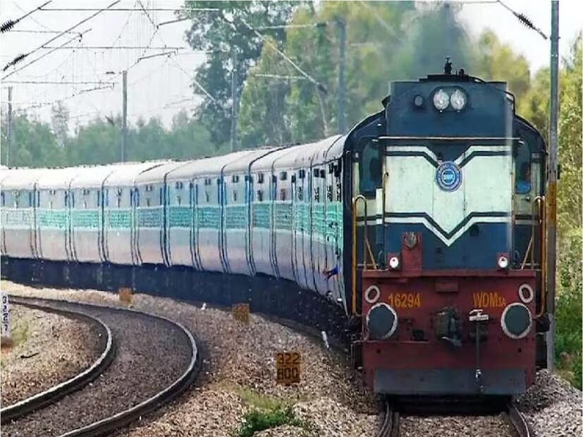 পূর্ব রেলের মুখ্য জনসংযোগ আধিকারিক কৌশিক মিত্র জানিয়েছেন, &quot;শিয়ালদার ১ থেকে ৫ নম্বর প্ল্যাটফর্মে ১২ কোচের ট্রেন চালাতে শুরু করব খুব তাড়াতাড়ি। ৬ তারিখ মধ্যরাত থেকে ৯ তারিখ দুপুর ২টো পর্যন্ত অফিস টাইম বাদ বেশ কিছু ট্রেনের যাত্রাপথ সংক্ষিপ্ত করেছি। কিছু ট্রেনকে শিয়ালদায় নিতে পারছি না। এই সময়ে কিছু ট্রেন বারাসাত, দমদম, দমদম ক্যান্টনমেন্ট থেকে যাত্রাপথ সংক্ষিপ্ত হবে। ৪০০-র উপর বেশি কর্মী এই কাজ করবে। জুন মাসের শুরুতে বা জুলাই মাসে এই পরিষেবা পৌঁছে দিতে পারি সেই আশা রাখছি।'' Input- Abir Ghosal and Rounak Datta Chowdhary