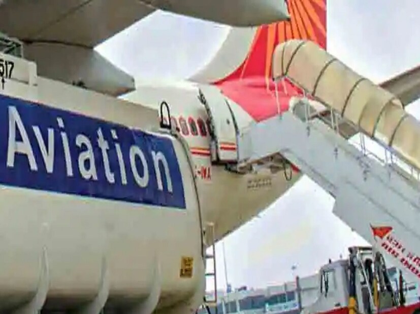 পাইকারি মূল্য সূচক (CPI)-ভিত্তিক মুদ্রাস্ফীতির পরিবর্তনের সঙ্গে যুক্ত হারগুলি সংশোধন করার জন্য টোল ফিতে পরিবর্তন একটি বার্ষিক অনুশীলনের অংশ। এর আগে ১ জুন, আন্তর্জাতিক তেলের দাম কমে যাওয়ায় জেট ফুয়েল বা এভিয়েশন টারবাইন ফুয়েল (ATF) দাম ৬.৫% এবং হোটেল এবং রেস্তোরাঁয় ব্যবহৃত বাণিজ্যিক এলপিজি প্রতি ১৯-কেজি সিলিন্ডারে ৬৯ টাকা কমানো হয়েছিল।