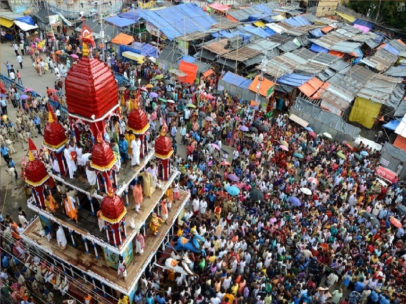 *এ দিন সন্ধ্যাবেলায় সন্ধ্যা আরতি ও পুজোরপর তারপরে আবারও বিগ্রহকে নিয়ে আসা হবে গর্ভ গৃহে। এর ঠিক ১৫ দিন পরে আগামী ৭ জুলাই হবে মাহেশের ঐতিহ্যশালী রথযাত্রা। সংগৃহীত ছবি।