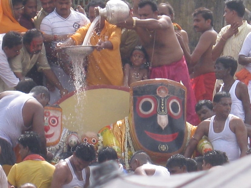 *মাহেশ জগন্নাথ মন্দিরের সেবাইত পিয়াল অধিকারী জানান, বিগত ৫০ বছরের মধ্যে এই বছর এসেছে মখ্য যোগের স্নানযাত্রা। ভোর বেলাতেই জগন্নাথ বলভদ্র ও সুভদ্রার তিন বিগ্রহকে স্নান পিড়ির মঞ্চে নিয়ে আসা হয়। অগণিত ভক্ত সমাবেশের মধ্যে স্নানযাত্রা উৎসব পালন করা হয়েছে। সংগৃহীত ছবি। 
