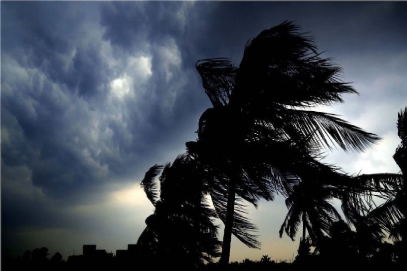 বৃষ্টিতে ভিজতে পারে দক্ষিণবঙ্গের জেলাগুলি। কলকাতা-সহ রাজ্যের সব জেলায় বজ্র-বিদ্যুৎ-সহ বৃষ্টির পূর্বাভাস জারি রয়েছে। বজ্র-বিদ্যুৎ-সহ বৃষ্টি সম্ভাবনা রয়েছে কলকাতা সহ দক্ষিণবঙ্গের জেলাগুলিতে।