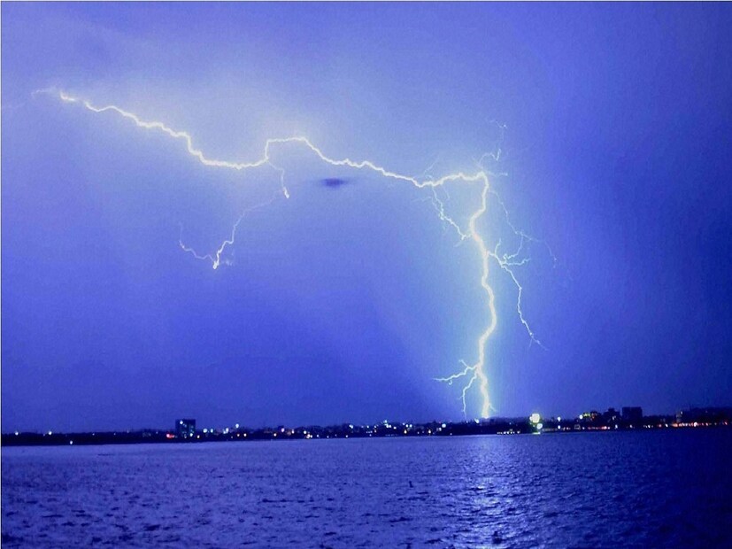 জলপাইগুড়ি, আলিপুরদুয়ারে ইতিমধ্যে জারি করা হয়েছে কমলা সতর্কতা। ভারী থেকে অতিভারি বৃষ্টির সম্ভবনা রয়েছে এই দুই জেলায়।