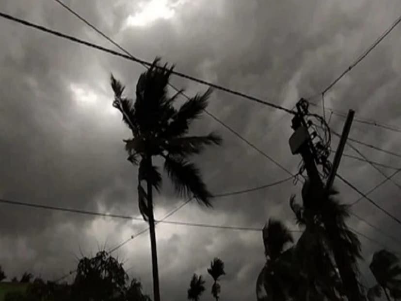 ঘণ্টায় ৩০- ৪০ কিমি গতিতে হাওয়া বিভিন্ন জেলাগুলিতে ইতঃস্তত -বিক্ষিপ্ত বজ্র-বিদ্যুৎ-সহ বৃষ্টিপাত হবে৷ কোথাও ভারী ও কোথাও মাঝারি বৃষ্টিপাতের সম্ভাবনা জারি রয়েছে৷