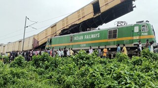 মালগাড়ির ইঞ্জিনের উপরে উঠে যায় কাঞ্চনজঙ্ঘা এক্সপ্রেসের ট্রেনের কামরা৷ 