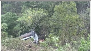 জঙ্গি হামলার পর নিয়ন্ত্রণ হারিয়ে খাদে পড়ে যায় বাসটি৷ জঙ্গি হামলার পর নিয়ন্ত্রণ হারিয়ে খাদে পড়ে যায় বাসটি৷