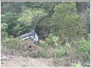 জঙ্গি হামলার পর নিয়ন্ত্রণ হারিয়ে খাদে পড়ে যায় বাসটি৷ 