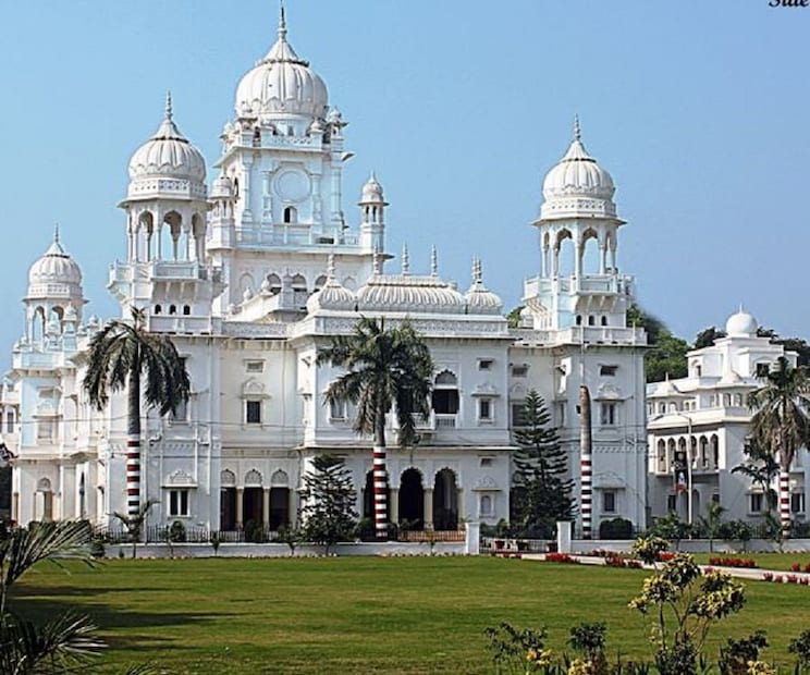 কিং জর্জস মেডিক্যাল ইউনিভার্সিটি, লখনউ: ১৯০০-র একদম শুরুর দিকে বানানো এই প্রতিষ্ঠান। উত্তরপ্রদেশের লখনউতে অবস্থিত এই মেডিক্যাল ইউনিভার্সিটি। নবাবী প্যালেসের ধাঁচেই এর স্থাপত্যকার্য।