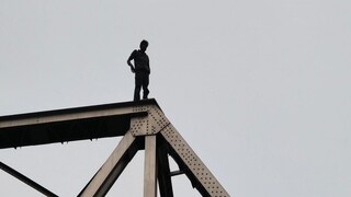 কোলাঘাটে সেতুর মাথায় যুবক৷ কোলাঘাটে সেতুর মাথায় যুবক৷