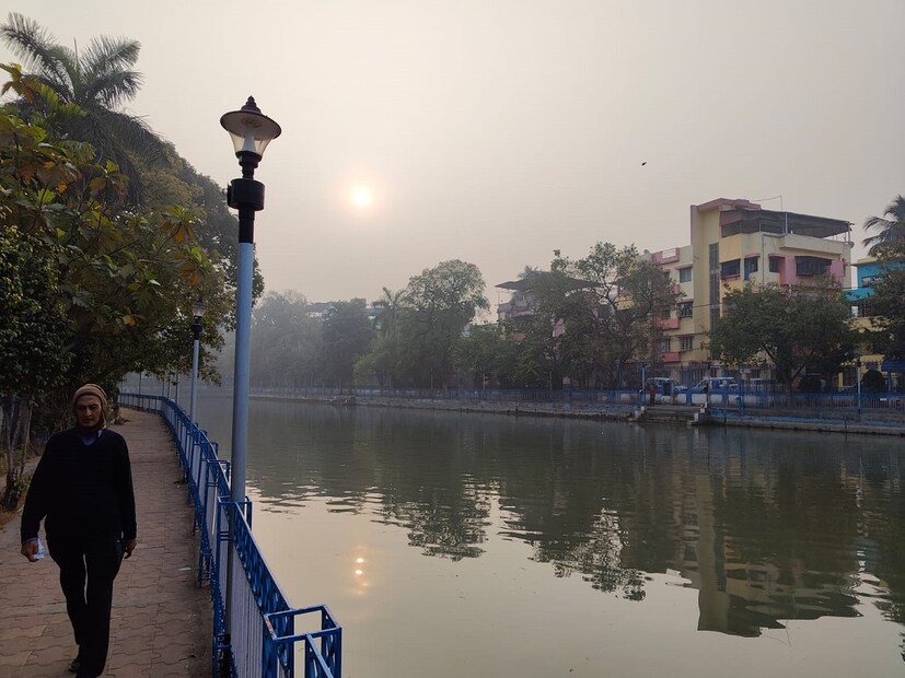 কালী পুজোর আগেই বঙ্গে শীতের আভাস হাওয়া অফিসের রিপোর্ট অনুযায়ী। রবিবার থেকে আবহাওয়া বদল কমবে বৃষ্টির সম্ভাবনা। বাড়বে হিমেল হাওয়া বিরাজ করবে শুষ্ক আবহাওয়া। দানার দুর্যোগে দক্ষিণ বঙ্গের সব জেলায় ভারী থেকে অতি ভারী বৃষ্টি হয়েছে।
