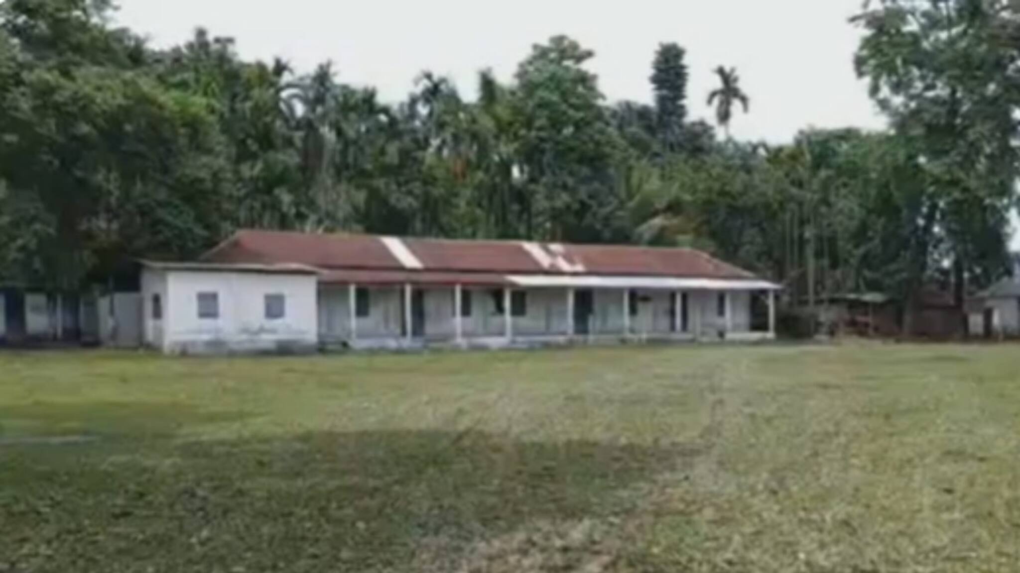 লেপার্ডের  আতঙ্কে অঘোষিত বনধ চলছে ফালাকাটা ব্লকের ধনীরামপুর ২ অঞ্চলের চাঁদনিকুড়া এলাকার প্রাথমিক বিদ্যালয়ে। পড়ুয়াদের স্কুলে যেতে দিচ্ছেন না অভিভাবকরা।