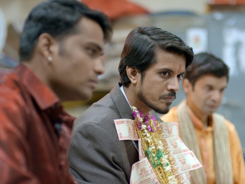 এরপর 'পঞ্চায়েত'-এ অভিনয়৷ সিজন ১-এ ছোট চরিত্র 'ফুলেরার জামাই'-এ দেখা গিয়েছিল তাঁকে কিন্তু তাতেই পর্দা কাঁপিয়ে দিয়েছেন আসিফ। তবে সিজন ৩-তে বড় চরিত্রে সকলের মনজয় করেছেন তিনি।