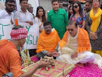 যজ্ঞ করছেন মদন মিত্র