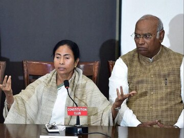মমতাকে ফোন খাড়গের৷ ফাইল ছবি