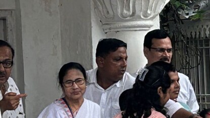 কোচবিহারের মদনমোহন মন্দিরে পুজো দিলেন মমতা! নতুন সাংসদকে কী পরামর্শ মুখ্যমন্ত্রীর? কোচবিহারের মদনমোহন মন্দিরে পুজো দিলেন মমতা! নতুন সাংসদকে কী পরামর্শ মুখ্যমন্ত্রীর?