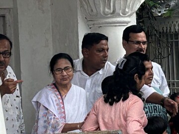 কোচবিহারের মদনমোহন মন্দিরে পুজো দিলেন মমতা! নতুন সাংসদকে কী পরামর্শ মুখ‍্যমন্ত্রীর?